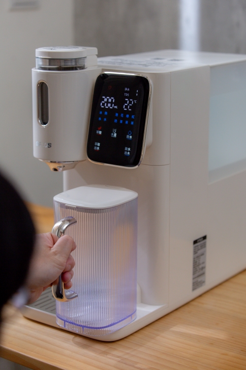 好物分享。GPLUS 淨萃飲．茶咖雙萃冰溫熱RO飲水機 | 6度冰水×3秒瞬熱，一家人的日常用水安心選擇，喝水、泡茶、沖咖啡一台搞定
