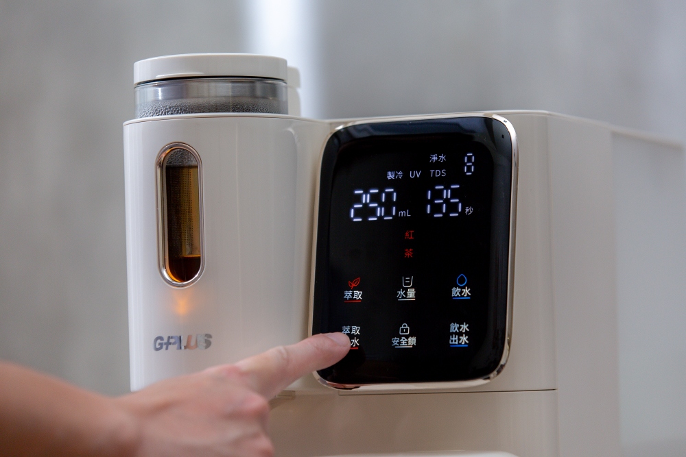 好物分享。GPLUS 淨萃飲．茶咖雙萃冰溫熱RO飲水機 | 6度冰水×3秒瞬熱，一家人的日常用水安心選擇，喝水、泡茶、沖咖啡一台搞定
