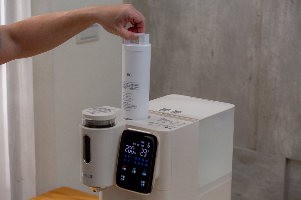 好物分享。GPLUS 淨萃飲．茶咖雙萃冰溫熱RO飲水機 | 6度冰水×3秒瞬熱，一家人的日常用水安心選擇，喝水、泡茶、沖咖啡一台搞定