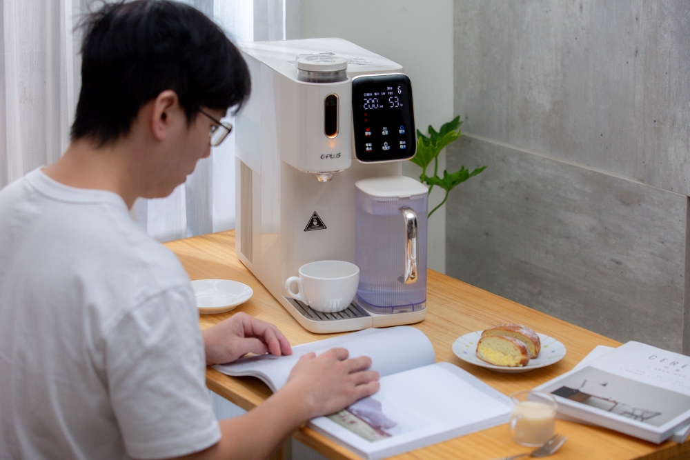 好物分享。GPLUS 淨萃飲．茶咖雙萃冰溫熱RO飲水機 | 6度冰水×3秒瞬熱，一家人的日常用水安心選擇，喝水、泡茶、沖咖啡一台搞定