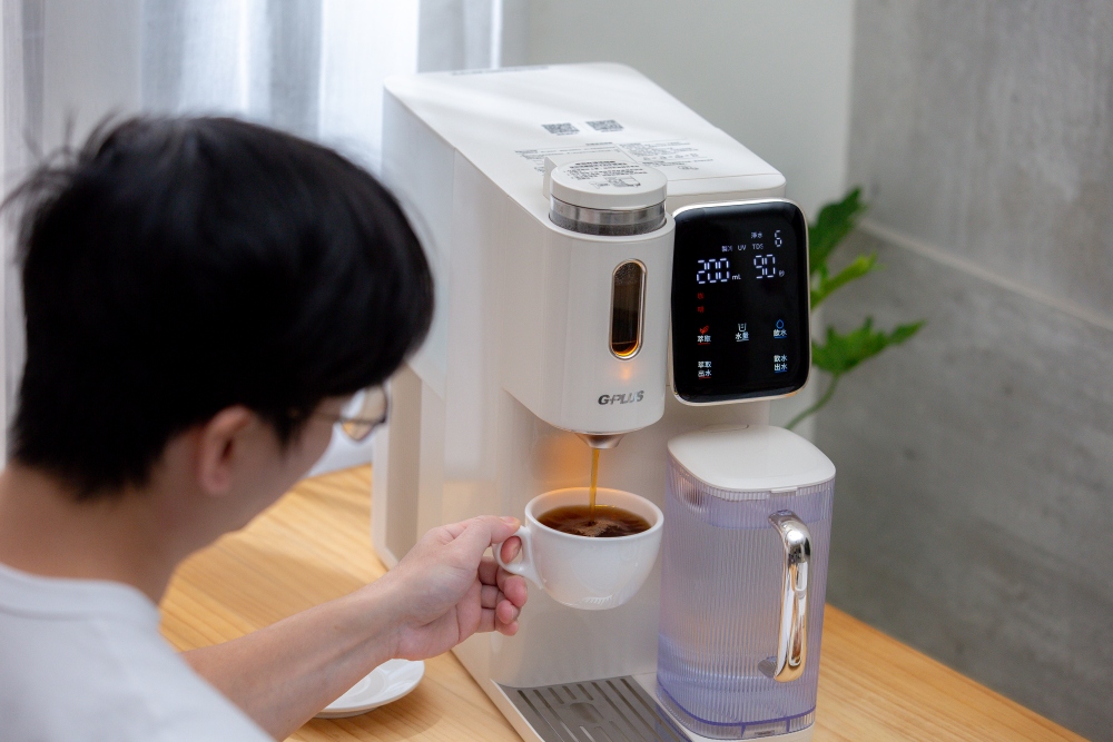 好物分享。GPLUS 淨萃飲．茶咖雙萃冰溫熱RO飲水機 | 6度冰水×3秒瞬熱，一家人的日常用水安心選擇，喝水、泡茶、沖咖啡一台搞定