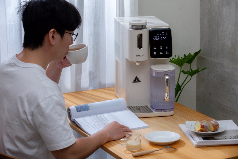好物分享。GPLUS 淨萃飲．茶咖雙萃冰溫熱RO飲水機 | 6度冰水×3秒瞬熱，一家人的日常用水安心選擇，喝水、泡茶、沖咖啡一台搞定