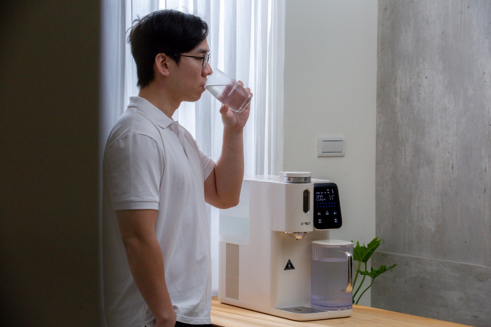 好物分享。GPLUS 淨萃飲．茶咖雙萃冰溫熱RO飲水機 | 6度冰水×3秒瞬熱，一家人的日常用水安心選擇，喝水、泡茶、沖咖啡一台搞定