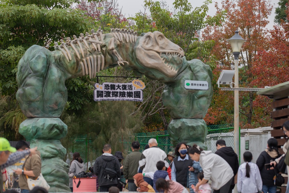 【攻略】台北親子景點。恐龍大復活關渡探險樂園｜占地1500坪、70隻恐龍出沒，逼真到小小孩被嚇到的恐龍展～侏羅紀大巡禮＋互動遊戲全攻略