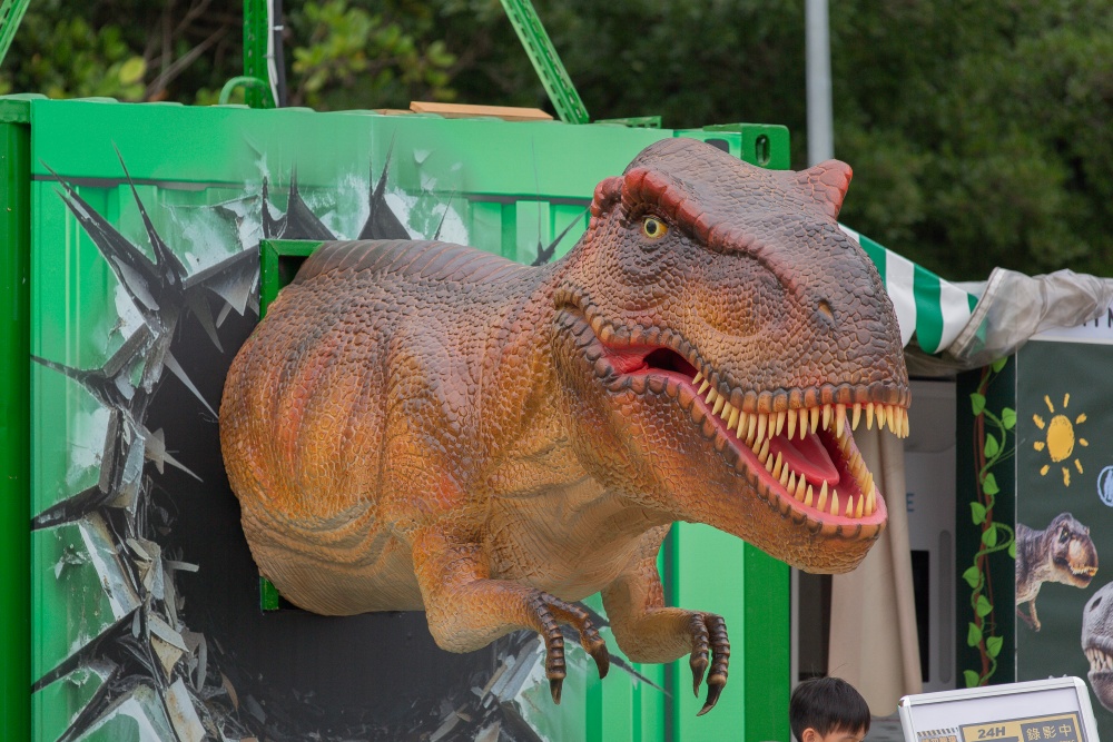 【攻略】台北親子景點。恐龍大復活關渡探險樂園｜占地1500坪、70隻恐龍出沒，逼真到小小孩被嚇到的恐龍展～侏羅紀大巡禮＋互動遊戲全攻略