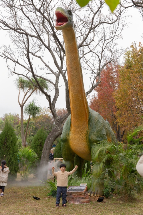 【攻略】台北親子景點。恐龍大復活關渡探險樂園｜占地1500坪、70隻恐龍出沒，逼真到小小孩被嚇到的恐龍展～侏羅紀大巡禮＋互動遊戲全攻略