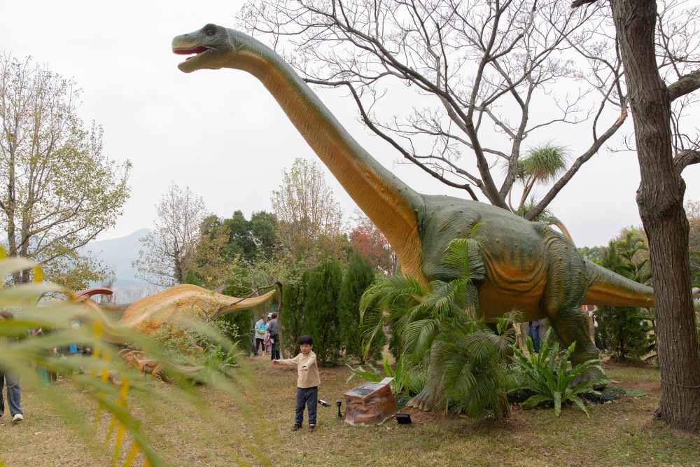 【攻略】台北親子景點。恐龍大復活關渡探險樂園｜占地1500坪、70隻恐龍出沒，逼真到小小孩被嚇到的恐龍展～侏羅紀大巡禮＋互動遊戲全攻略
