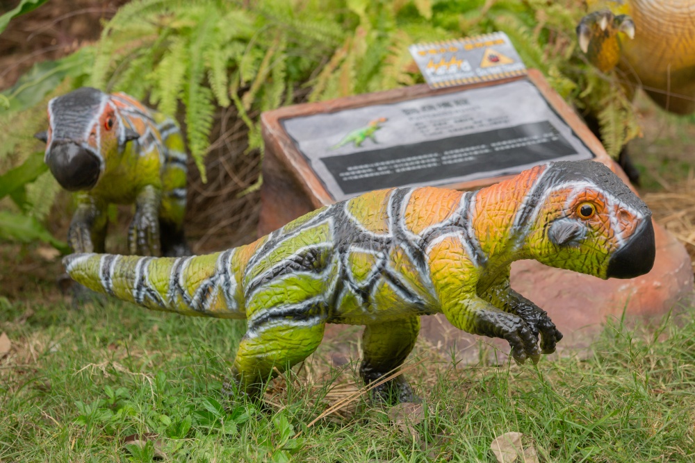 【攻略】台北親子景點。恐龍大復活關渡探險樂園｜占地1500坪、70隻恐龍出沒，逼真到小小孩被嚇到的恐龍展～侏羅紀大巡禮＋互動遊戲全攻略