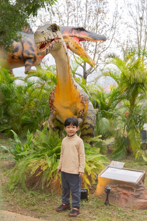 【攻略】台北親子景點。恐龍大復活關渡探險樂園｜占地1500坪、70隻恐龍出沒，逼真到小小孩被嚇到的恐龍展～侏羅紀大巡禮＋互動遊戲全攻略