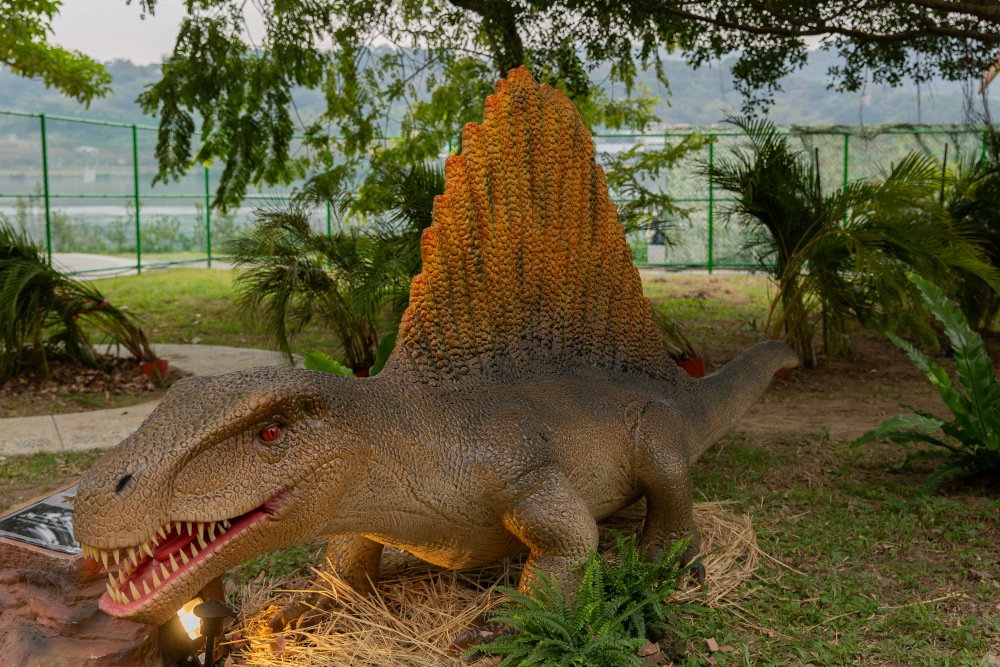 【攻略】台北親子景點。恐龍大復活關渡探險樂園｜占地1500坪、70隻恐龍出沒，逼真到小小孩被嚇到的恐龍展～侏羅紀大巡禮＋互動遊戲全攻略