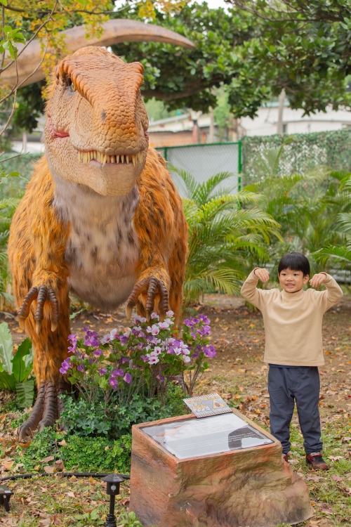 【攻略】台北親子景點。恐龍大復活關渡探險樂園｜占地1500坪、70隻恐龍出沒，逼真到小小孩被嚇到的恐龍展～侏羅紀大巡禮＋互動遊戲全攻略