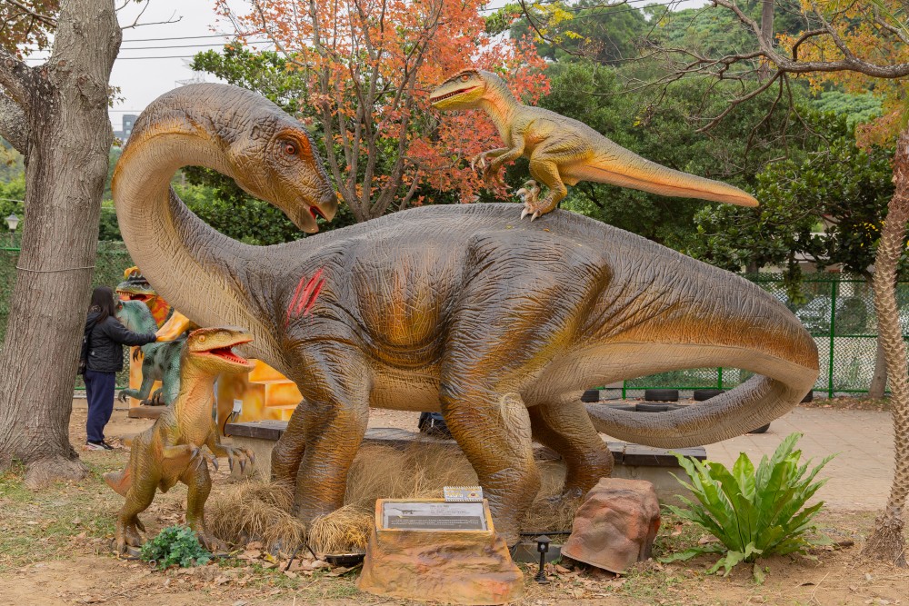 【攻略】台北親子景點。恐龍大復活關渡探險樂園｜占地1500坪、70隻恐龍出沒，逼真到小小孩被嚇到的恐龍展～侏羅紀大巡禮＋互動遊戲全攻略