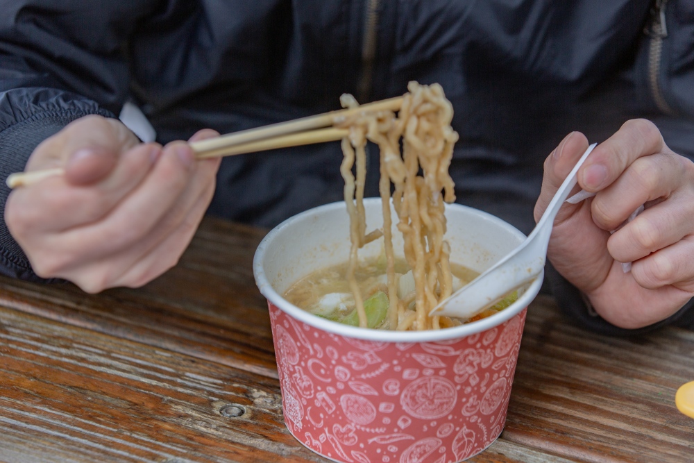 南投/國姓。九份二山「九尖茶廠梅園」｜滿山梅花鋪展、走進冬末春初的白色山景，提供餐點與咖啡小歇