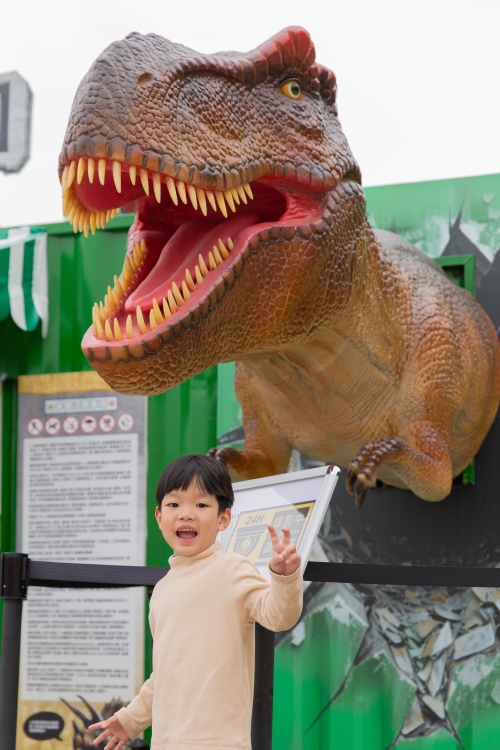【攻略】台北親子景點。恐龍大復活關渡探險樂園｜占地1500坪、70隻恐龍出沒，逼真到小小孩被嚇到的恐龍展～侏羅紀大巡禮＋互動遊戲全攻略