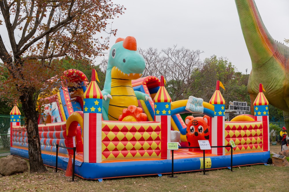 【攻略】台北親子景點。恐龍大復活關渡探險樂園｜占地1500坪、70隻恐龍出沒，逼真到小小孩被嚇到的恐龍展～侏羅紀大巡禮＋互動遊戲全攻略