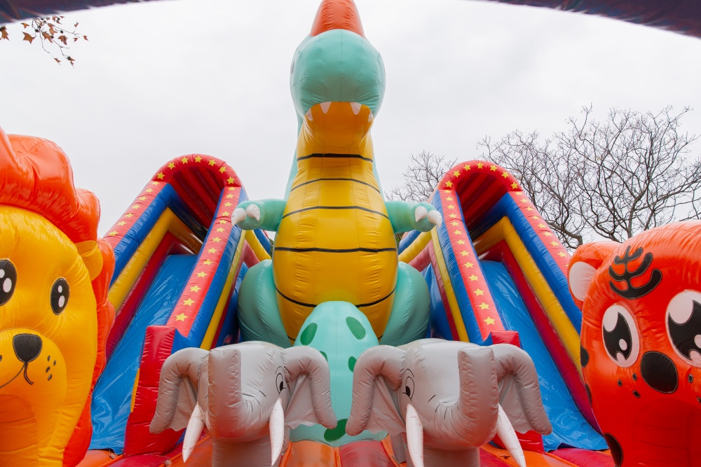 【攻略】台北親子景點。恐龍大復活關渡探險樂園｜占地1500坪、70隻恐龍出沒，逼真到小小孩被嚇到的恐龍展～侏羅紀大巡禮＋互動遊戲全攻略