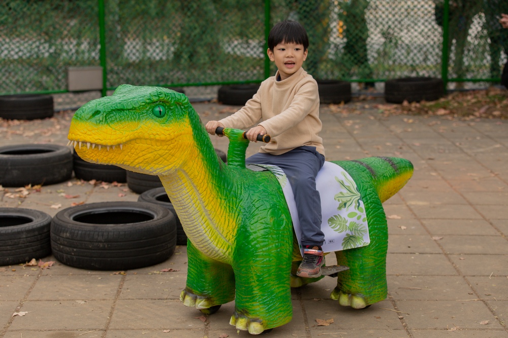 【攻略】台北親子景點。恐龍大復活關渡探險樂園｜占地1500坪、70隻恐龍出沒，逼真到小小孩被嚇到的恐龍展～侏羅紀大巡禮＋互動遊戲全攻略