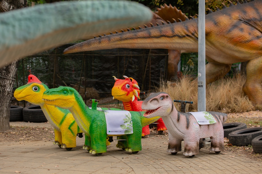 【攻略】台北親子景點。恐龍大復活關渡探險樂園｜占地1500坪、70隻恐龍出沒，逼真到小小孩被嚇到的恐龍展～侏羅紀大巡禮＋互動遊戲全攻略