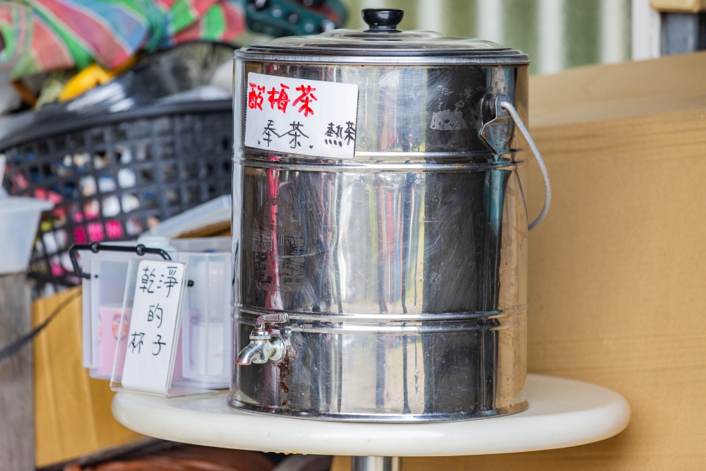 南投/信義・九份二山「七號梅莊」 | 油菜花海 × 梅樹，雙層花海與山路風景，提供自助式熱酸梅汁的山裡人情味