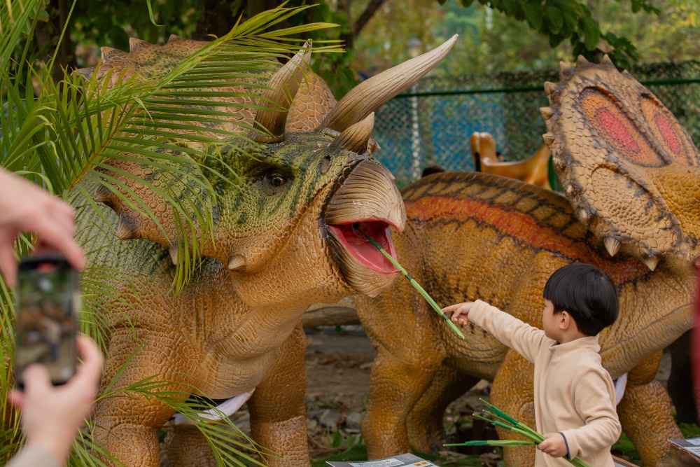 【攻略】台北親子景點。恐龍大復活關渡探險樂園｜占地1500坪、70隻恐龍出沒，逼真到小小孩被嚇到的恐龍展～侏羅紀大巡禮＋互動遊戲全攻略