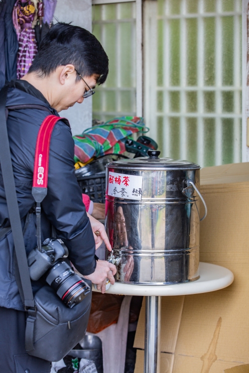 南投/信義・九份二山「七號梅莊」 | 油菜花海 × 梅樹，雙層花海與山路風景，提供自助式熱酸梅汁的山裡人情味