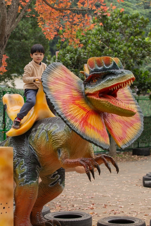 【攻略】台北親子景點。恐龍大復活關渡探險樂園｜占地1500坪、70隻恐龍出沒，逼真到小小孩被嚇到的恐龍展～侏羅紀大巡禮＋互動遊戲全攻略