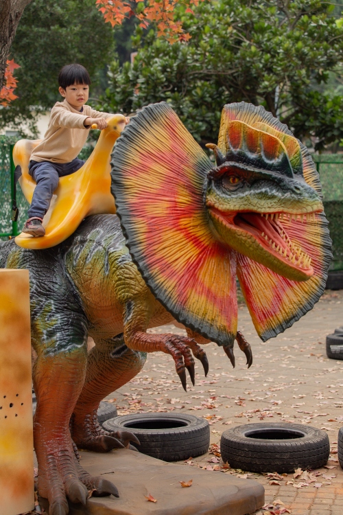 【攻略】台北親子景點。恐龍大復活關渡探險樂園｜占地1500坪、70隻恐龍出沒，逼真到小小孩被嚇到的恐龍展～侏羅紀大巡禮＋互動遊戲全攻略