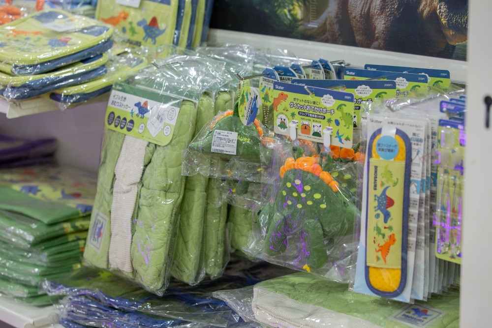 【攻略】台北親子景點。恐龍大復活關渡探險樂園｜占地1500坪、70隻恐龍出沒，逼真到小小孩被嚇到的恐龍展～侏羅紀大巡禮＋互動遊戲全攻略