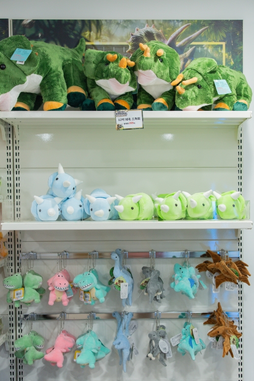 【攻略】台北親子景點。恐龍大復活關渡探險樂園｜占地1500坪、70隻恐龍出沒，逼真到小小孩被嚇到的恐龍展～侏羅紀大巡禮＋互動遊戲全攻略