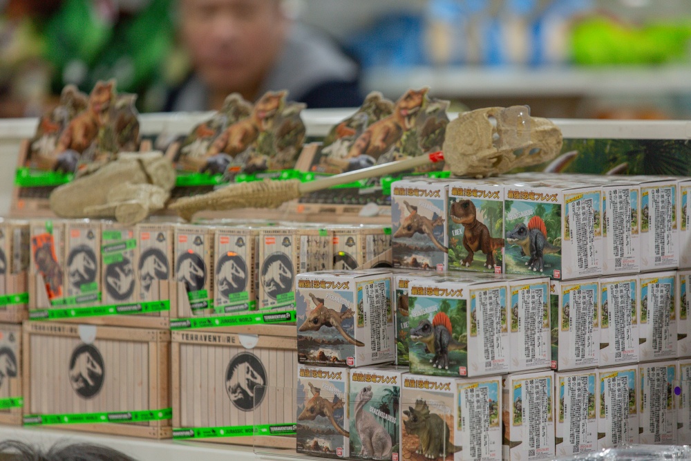 【攻略】台北親子景點。恐龍大復活關渡探險樂園｜占地1500坪、70隻恐龍出沒，逼真到小小孩被嚇到的恐龍展～侏羅紀大巡禮＋互動遊戲全攻略