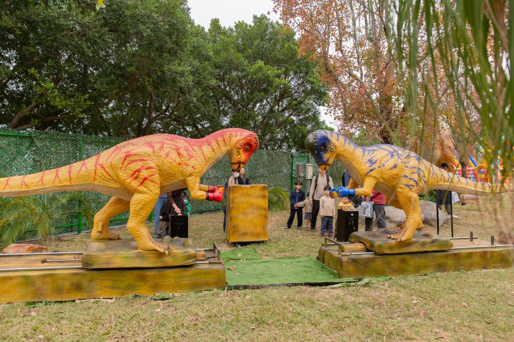 【攻略】台北親子景點。恐龍大復活關渡探險樂園｜占地1500坪、70隻恐龍出沒，逼真到小小孩被嚇到的恐龍展～侏羅紀大巡禮＋互動遊戲全攻略