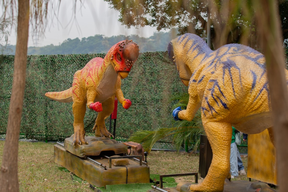 【攻略】台北親子景點。恐龍大復活關渡探險樂園｜占地1500坪、70隻恐龍出沒，逼真到小小孩被嚇到的恐龍展～侏羅紀大巡禮＋互動遊戲全攻略