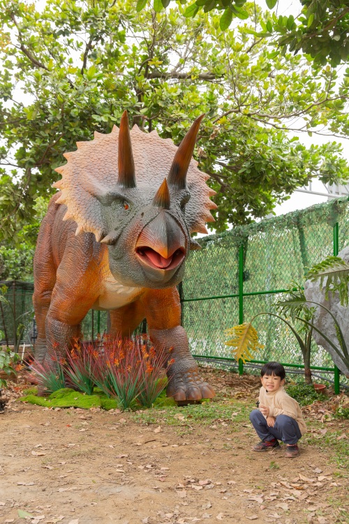 【攻略】台北親子景點。恐龍大復活關渡探險樂園｜占地1500坪、70隻恐龍出沒，逼真到小小孩被嚇到的恐龍展～侏羅紀大巡禮＋互動遊戲全攻略
