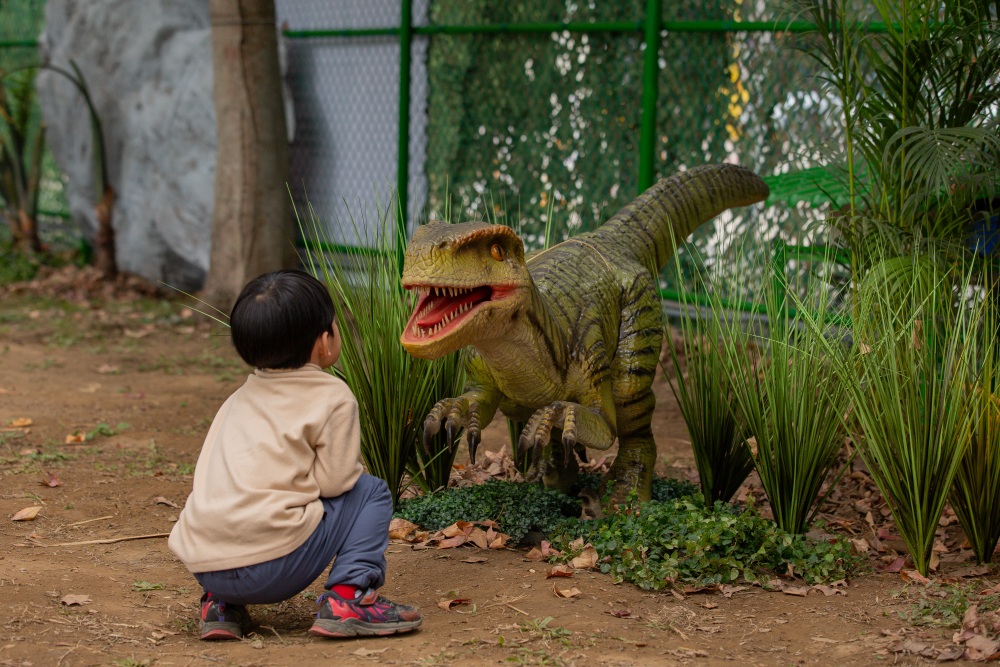 【攻略】台北親子景點。恐龍大復活關渡探險樂園｜占地1500坪、70隻恐龍出沒，逼真到小小孩被嚇到的恐龍展～侏羅紀大巡禮＋互動遊戲全攻略