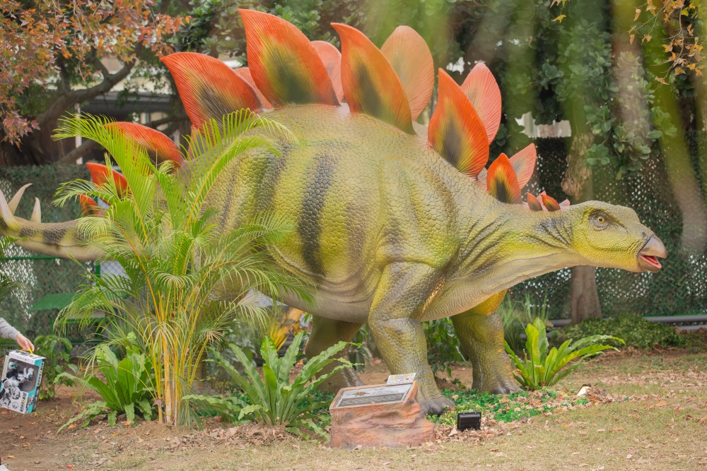 【攻略】台北親子景點。恐龍大復活關渡探險樂園｜占地1500坪、70隻恐龍出沒，逼真到小小孩被嚇到的恐龍展～侏羅紀大巡禮＋互動遊戲全攻略