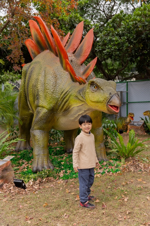 【攻略】台北親子景點。恐龍大復活關渡探險樂園｜占地1500坪、70隻恐龍出沒，逼真到小小孩被嚇到的恐龍展～侏羅紀大巡禮＋互動遊戲全攻略