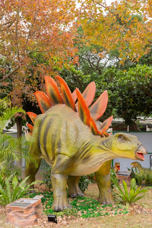 【攻略】台北親子景點。恐龍大復活關渡探險樂園｜占地1500坪、70隻恐龍出沒，逼真到小小孩被嚇到的恐龍展～侏羅紀大巡禮＋互動遊戲全攻略