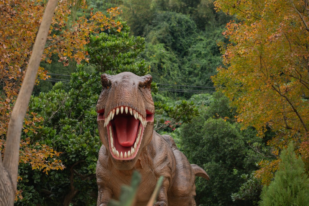 【攻略】台北親子景點。恐龍大復活關渡探險樂園｜占地1500坪、70隻恐龍出沒，逼真到小小孩被嚇到的恐龍展～侏羅紀大巡禮＋互動遊戲全攻略