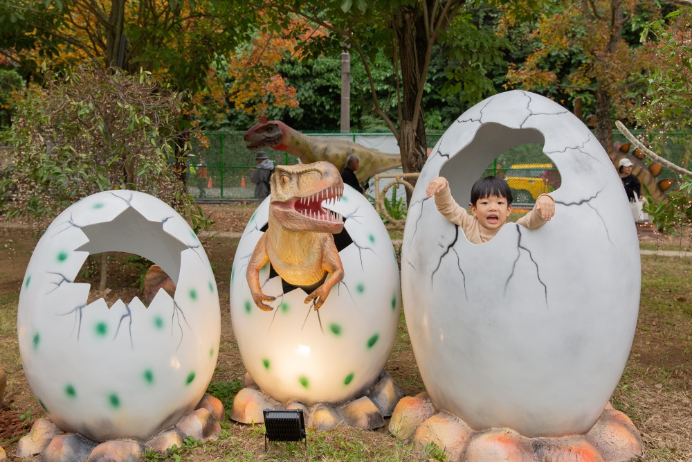 【攻略】台北親子景點。恐龍大復活關渡探險樂園｜占地1500坪、70隻恐龍出沒，逼真到小小孩被嚇到的恐龍展～侏羅紀大巡禮＋互動遊戲全攻略