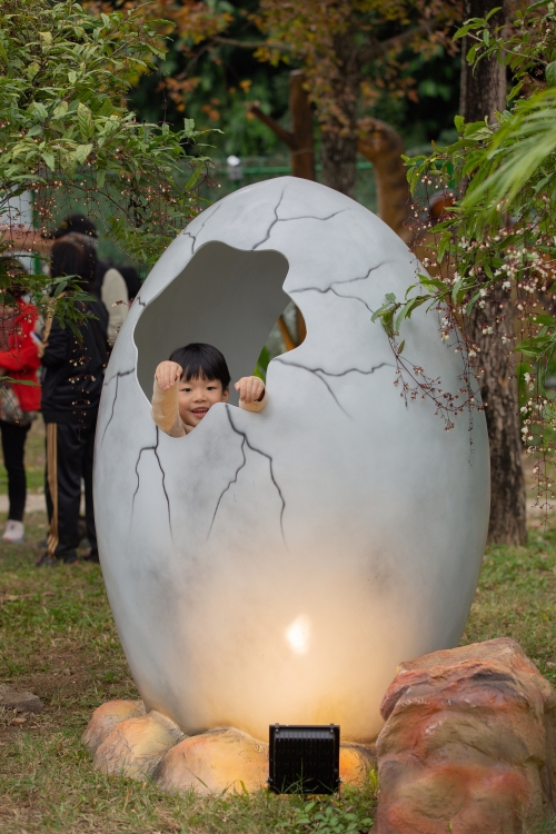 【攻略】台北親子景點。恐龍大復活關渡探險樂園｜占地1500坪、70隻恐龍出沒，逼真到小小孩被嚇到的恐龍展～侏羅紀大巡禮＋互動遊戲全攻略