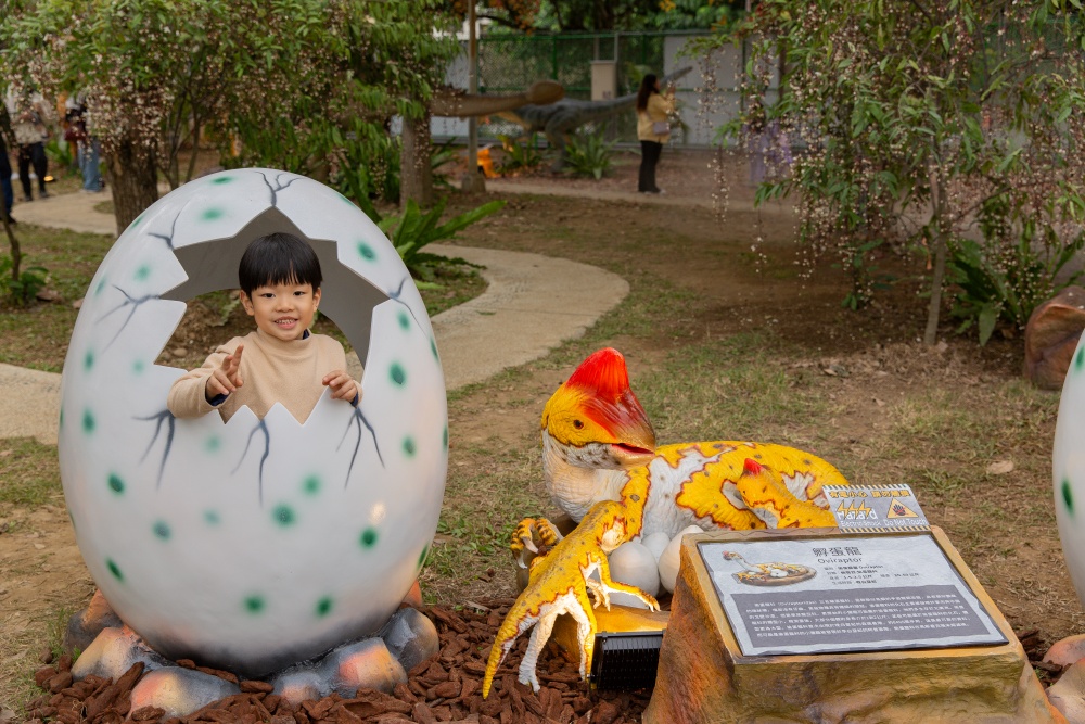 【攻略】台北親子景點。恐龍大復活關渡探險樂園｜占地1500坪、70隻恐龍出沒，逼真到小小孩被嚇到的恐龍展～侏羅紀大巡禮＋互動遊戲全攻略