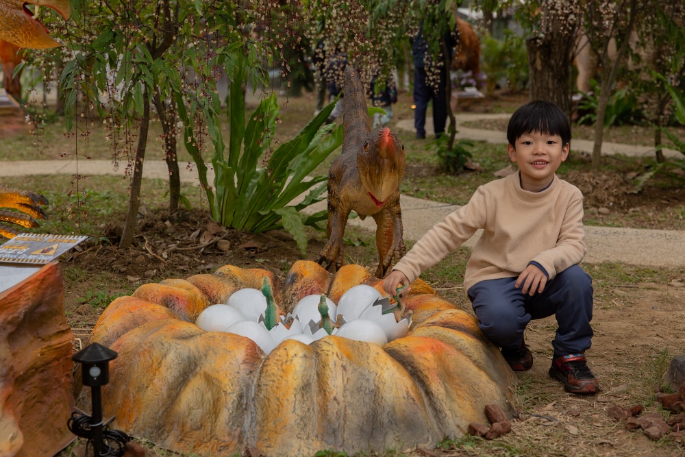 【攻略】台北親子景點。恐龍大復活關渡探險樂園｜占地1500坪、70隻恐龍出沒，逼真到小小孩被嚇到的恐龍展～侏羅紀大巡禮＋互動遊戲全攻略