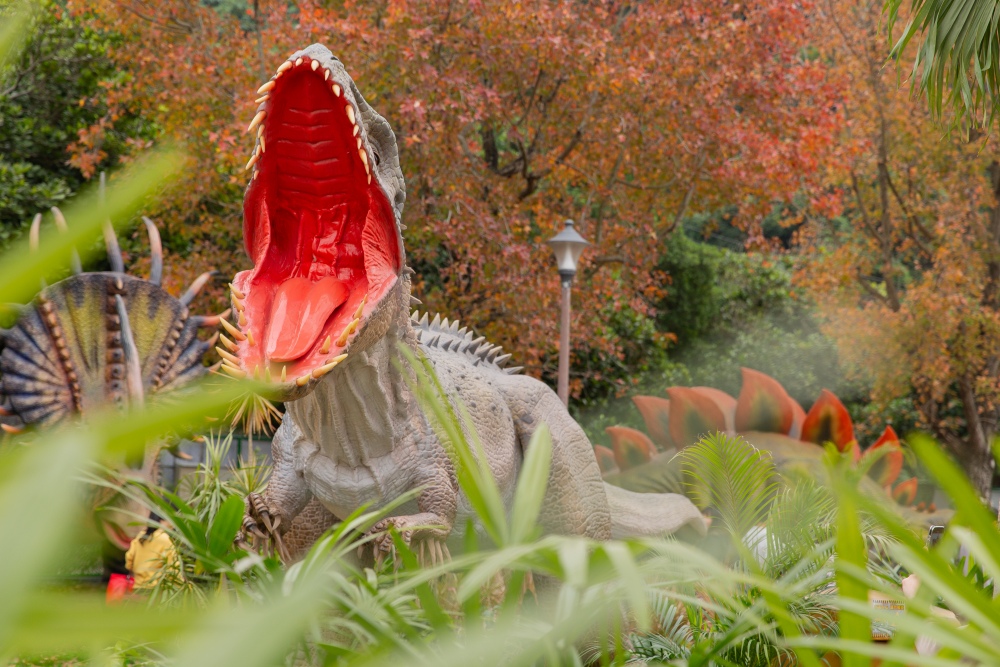 【攻略】台北親子景點。恐龍大復活關渡探險樂園｜占地1500坪、70隻恐龍出沒，逼真到小小孩被嚇到的恐龍展～侏羅紀大巡禮＋互動遊戲全攻略