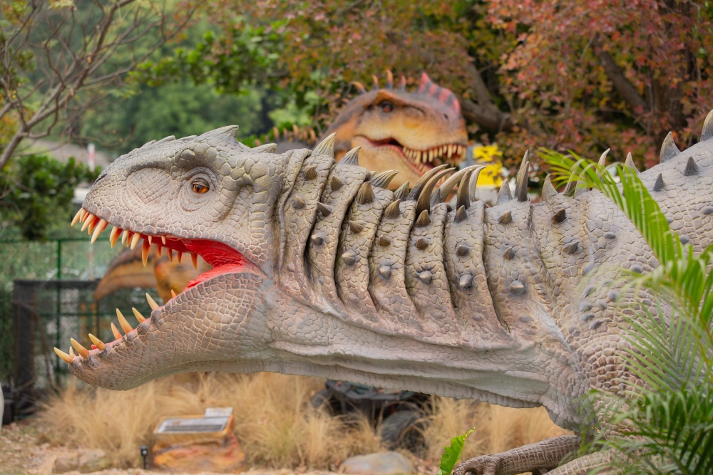 【攻略】台北親子景點。恐龍大復活關渡探險樂園｜占地1500坪、70隻恐龍出沒，逼真到小小孩被嚇到的恐龍展～侏羅紀大巡禮＋互動遊戲全攻略