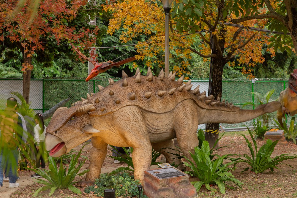 【攻略】台北親子景點。恐龍大復活關渡探險樂園｜占地1500坪、70隻恐龍出沒，逼真到小小孩被嚇到的恐龍展～侏羅紀大巡禮＋互動遊戲全攻略