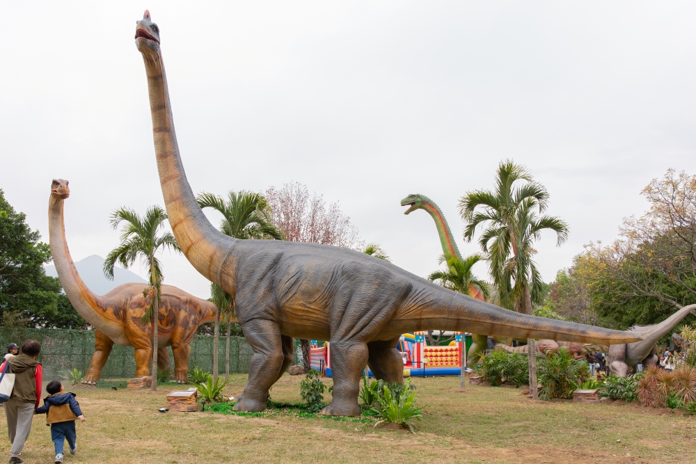 【攻略】台北親子景點。恐龍大復活關渡探險樂園｜占地1500坪、70隻恐龍出沒，逼真到小小孩被嚇到的恐龍展～侏羅紀大巡禮＋互動遊戲全攻略