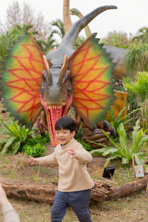 【攻略】台北親子景點。恐龍大復活關渡探險樂園｜占地1500坪、70隻恐龍出沒，逼真到小小孩被嚇到的恐龍展～侏羅紀大巡禮＋互動遊戲全攻略