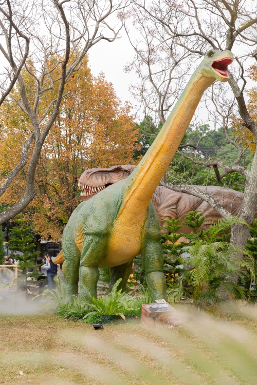 【攻略】台北親子景點。恐龍大復活關渡探險樂園｜占地1500坪、70隻恐龍出沒，逼真到小小孩被嚇到的恐龍展～侏羅紀大巡禮＋互動遊戲全攻略