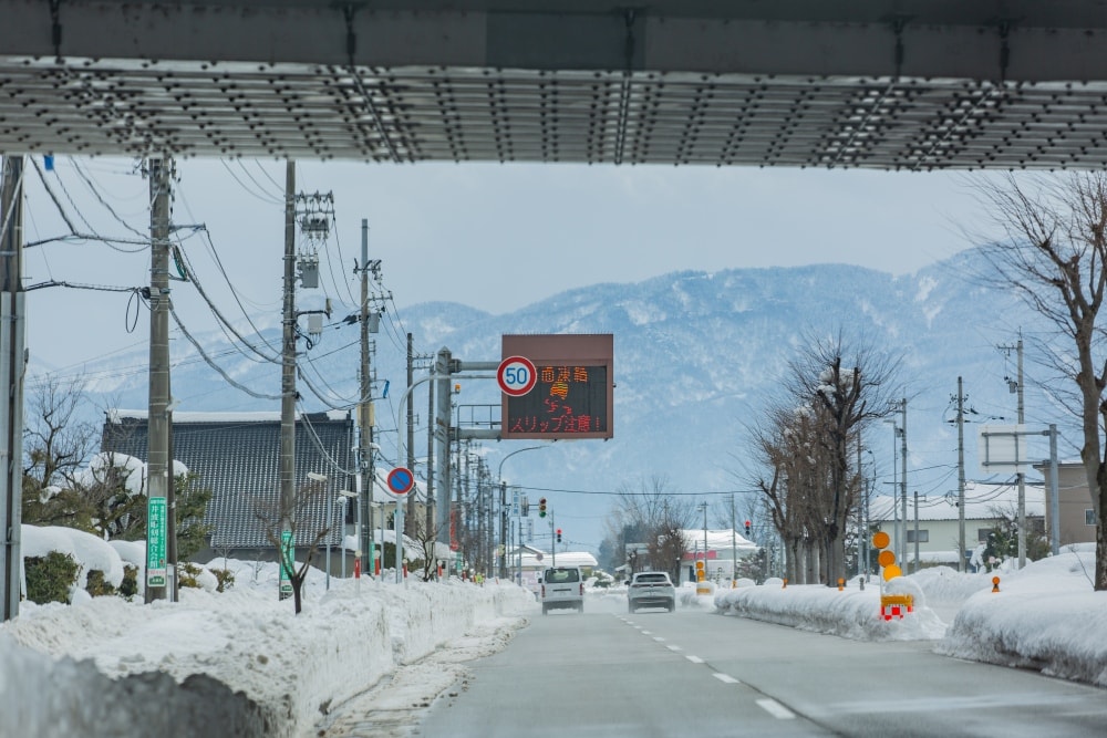 日本/富山。礪波市～庄川峽遊覽船「雪見舟」｜走進水墨畫裡的夢幻航線，搭船才能抵達的秘境「大牧溫泉」與紅色長崎大橋！
