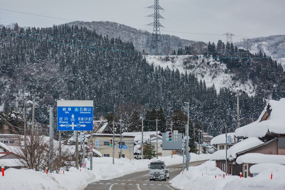 日本/富山。礪波市～庄川峽遊覽船「雪見舟」｜走進水墨畫裡的夢幻航線，搭船才能抵達的秘境「大牧溫泉」與紅色長崎大橋！
